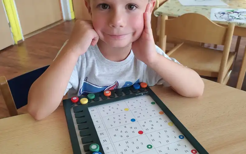 Září