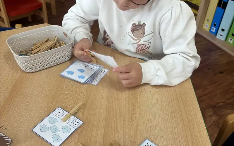 Září
