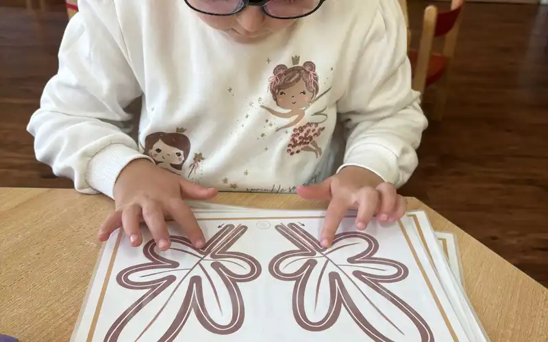 Září