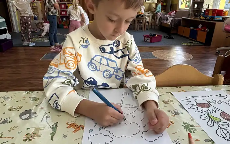 Září
